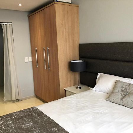Infinity Self Catering Apartments โบลแบร์กสตรานด์ ภายนอก รูปภาพ